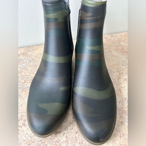 J. Crew Camoflauge Slip on Rubber Ankle Boots size 6 - Picture 4 of 7